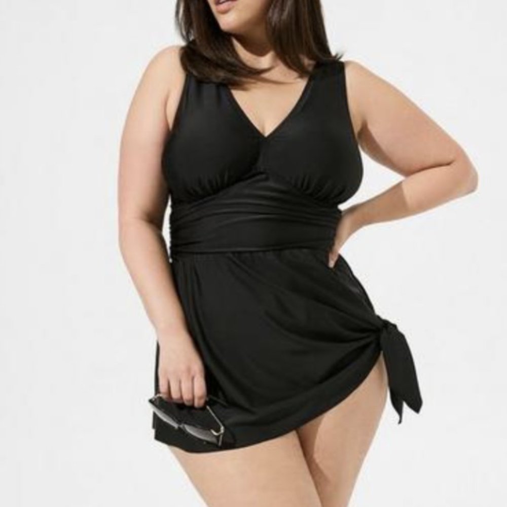 NWT Torrid Wireless Short Asymmetrical Swim Dress With Brief Size 3X